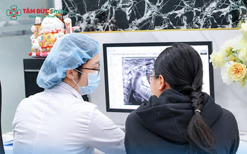Phụ huynh nên đưa trẻ đi khám nha khoa định kỳ để theo dõi sát sao quá trình phát triển của răng khôn và xương hàm.