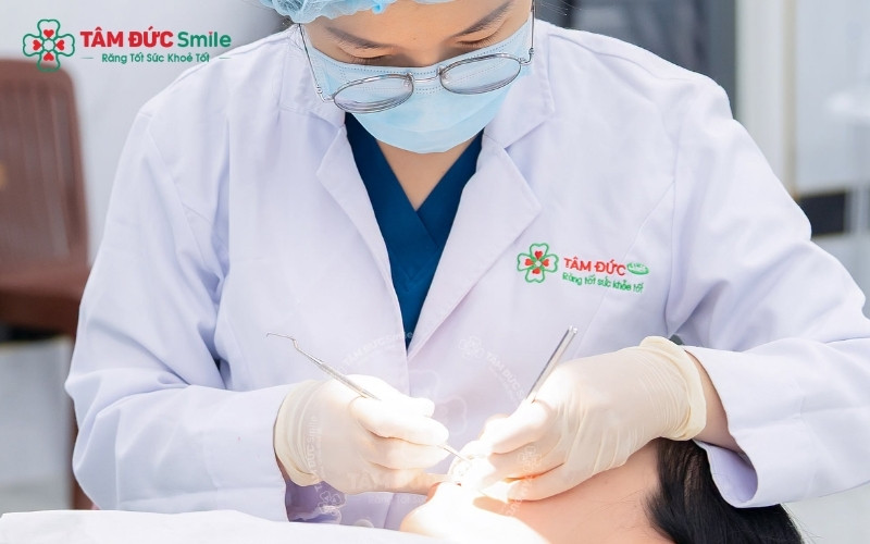Việc nhổ hay giữ răng khôn ở tuổi 16 sẽ được bác sĩ chỉ định dựa trên độ rộng của xương hàm và hướng mọc của răng trên phim chụp.