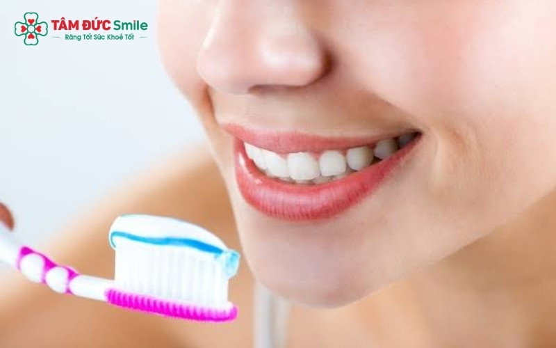 Giữ vệ sinh kỹ vùng răng trong cùng và súc miệng nước muối hằng ngày là cách tốt nhất để ngăn ngừa viêm lợi trùm khi răng khôn đang mọc.
