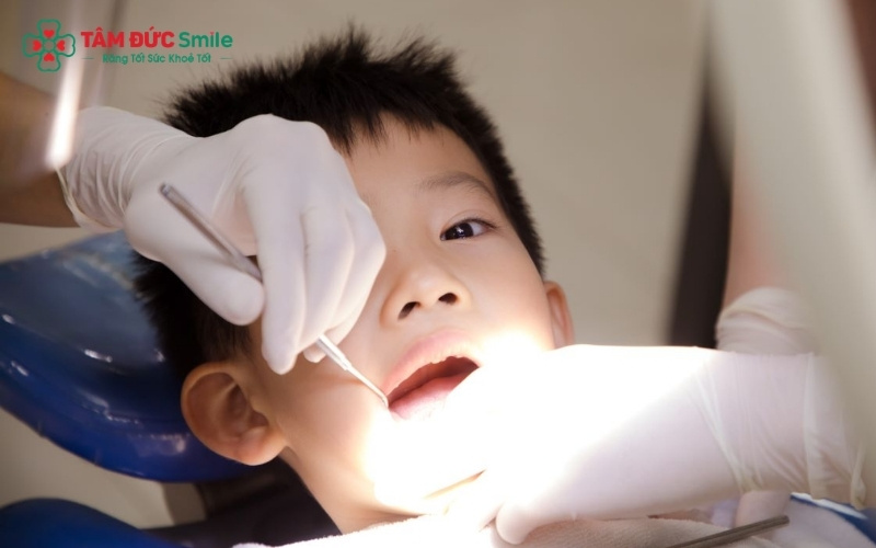 Việc điều trị sâu răng cho bé 3 tuổi luôn ưu tiên các phương pháp nhẹ nhàng, không đau nhằm bảo tồn răng sữa và tránh gây sợ hãi cho trẻ.