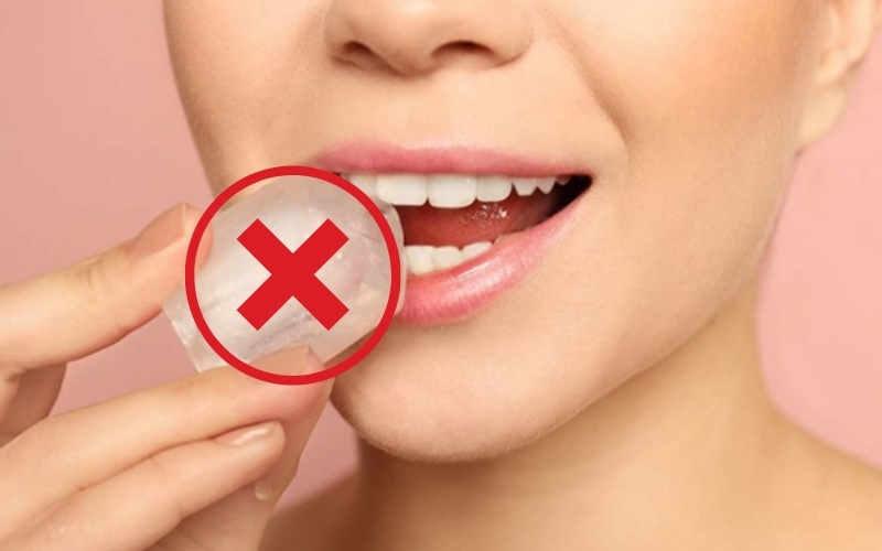 Tránh cắn vật cứng trực tiếp là những lưu ý quan trọng để kéo dài tuổi thọ cho răng sứ cửa.