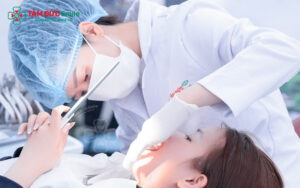 Khách hàng được tư vấn lựa chọn màu sắc và dáng răng phù hợp với màu da, khuôn mặt và sở thích cá nhân trước khi chế tác.