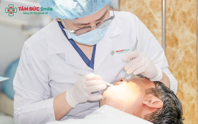 Bác sĩ đánh giá chính xác độ dài, hình dáng chân răng và tình trạng viêm nhiễm trước khi tiến hành nhổ bỏ.