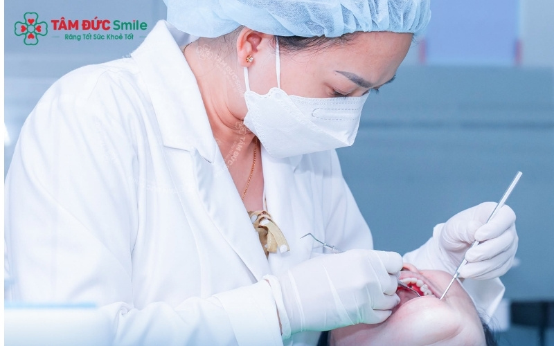 Bác sĩ xác định chân răng còn đủ điều kiện để chữa tủy, bọc sứ hay phải nhổ bỏ để trồng răng mới.