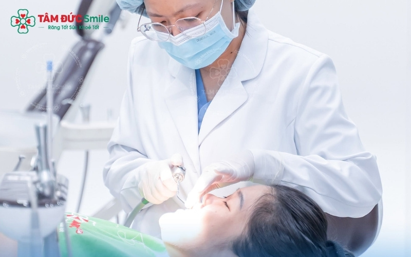 Tẩy trắng răng bằng công nghệ cao tại nha khoa giúp phá vỡ các liên kết sắc tố cứng đầu lâu năm chỉ sau khoảng 45-60 phút.