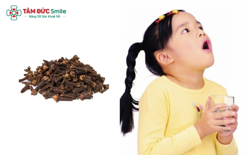 Súc miệng bằng nước muối sinh lý hàng ngày và sử dụng thảo dược tự nhiên giúp làm sạch khoang miệng và giảm bớt cảm giác khó chịu khi bé bị sâu răng.