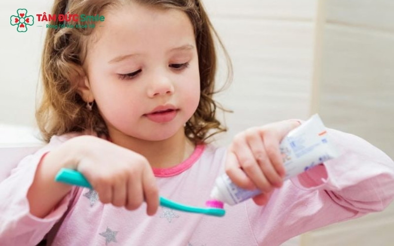 Tập cho trẻ thói quen đánh răng đúng cách 2 lần mỗi ngày và hạn chế đồ ngọt là "chìa khóa" giúp bảo vệ nụ cười khỏe mạnh của bé