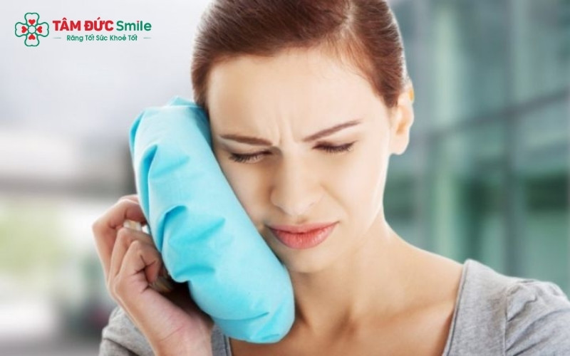 Chườm lạnh trong 24 giờ đầu giúp co mạch máu, giảm sưng và xoa dịu cảm giác khó chịu một cách hiệu quả.