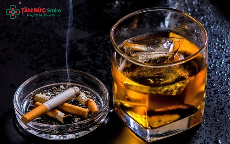 Ưu tiên thực phẩm mềm, lỏng và để nguội trong 2-3 ngày đầu sau khi cắt lợi để tránh gây kích ứng vùng vết thương đang lên da non.