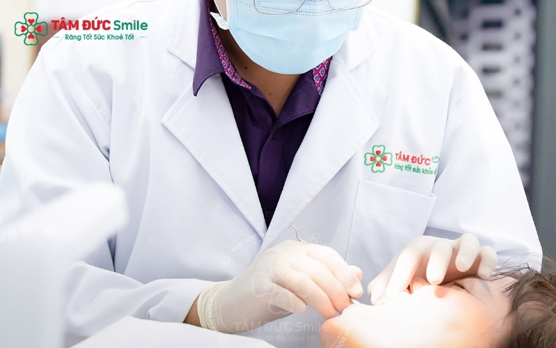 Kỹ thuật mài răng không chuẩn hoặc tình trạng nướu bị tụt theo thời gian là những nguyên nhân chính khiến cầu răng sứ không còn ôm sát cùi răng