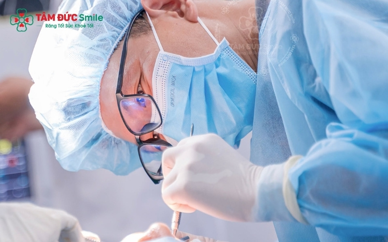 Bác sĩ xác định chính xác thể tích xương cần bù đắp, từ đó đưa ra mức chi phí ghép xương cụ thể cho từng khách hàng.