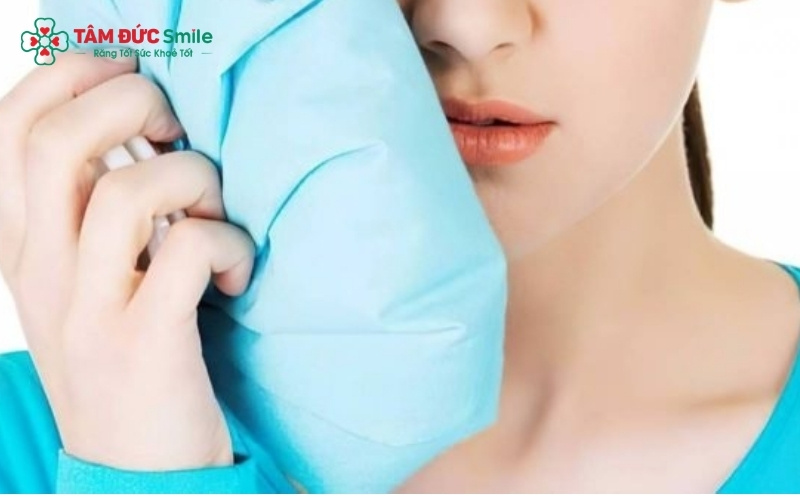 Chườm lạnh và súc miệng nước muối là những biện pháp hỗ trợ giảm sưng đau tạm thời, nhưng không thể thay thế việc điều trị tận gốc tại nha khoa