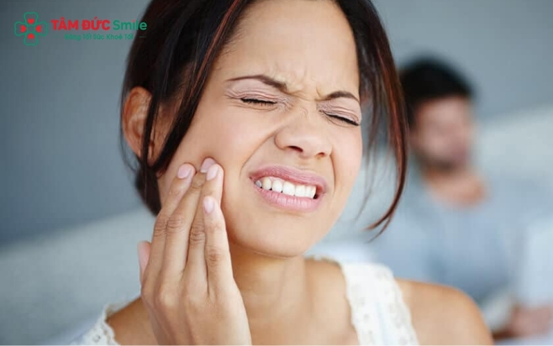 Cảm giác ê buốt nhẹ sau khi làm cầu răng sứ thường chỉ kéo dài từ 2–3 ngày và sẽ biến mất hoàn toàn khi nướu dần ổn định với mão răng mới