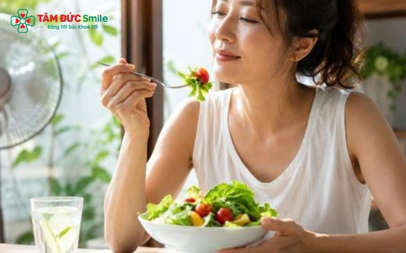 Ưu tiên thức ăn mềm, dễ nhai là cách hiệu quả nhất để giảm ê buốt và ngăn ngừa viêm nướu dưới nhịp cầu sứ.