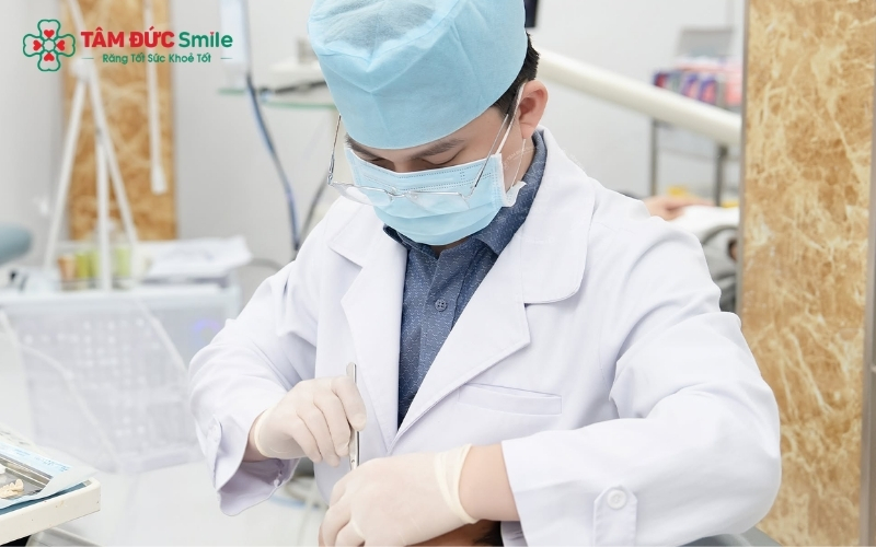 Kỹ thuật mài răng trụ chính xác và độ sát khít của cầu sứ giúp ngăn ngừa vi khuẩn xâm nhập, bảo vệ răng thật bên trong khỏi sâu răng và viêm tủy.