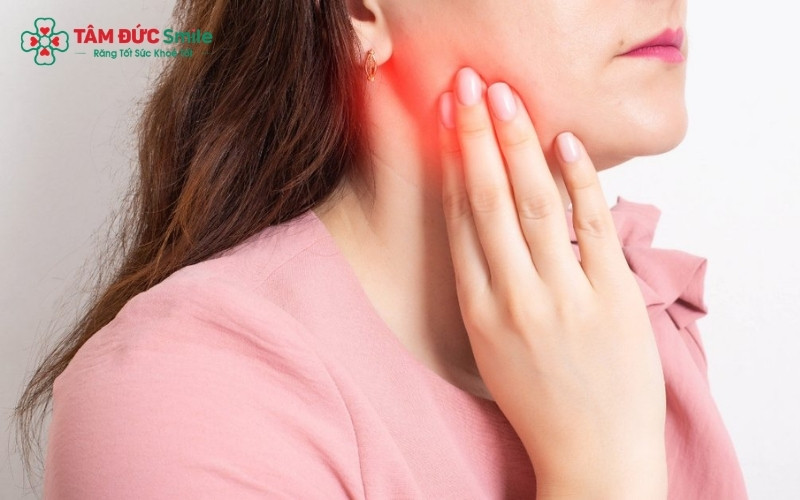 Viêm lợi trùm hoặc nhiễm trùng quanh răng số 8 nếu không xử lý kịp thời có thể lan rộng sang các mô lân cận, gây đau tai dữ dội và sốt cao.