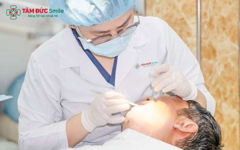 Thăm khám tại nha khoa giúp bác sĩ xác định chính xác nguyên nhân gây đau tai và đưa ra chỉ định nhổ răng khôn để chấm dứt tình trạng này.