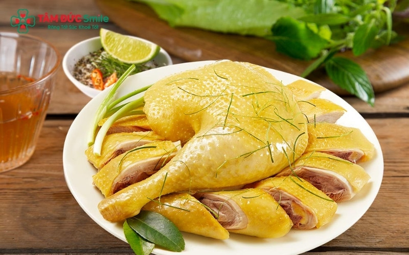 Bạn hoàn toàn có thể ăn thịt gà khi mọc răng khôn, nhưng cần đặc biệt lưu ý về cách chế biến để không làm vùng lợi bị tổn thương