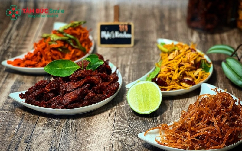 Ngoài thịt gà dai, người bệnh nên tránh các loại thực phẩm quá cứng, cay nóng hoặc chứa chất kích thích để giảm đau nhức