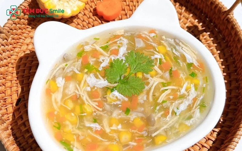 hay vì thịt gà miếng lớn, hãy chuyển sang các món súp hoặc cháo gà nấu kỹ để vừa đảm bảo dinh dưỡng vừa không phải nhai nhiều.