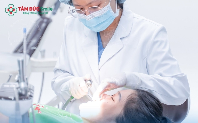 Khi có dấu hiệu nổi hạch, việc đến nha khoa để bác sĩ kiểm tra và vệ sinh chuyên sâu là cách xử lý hiệu quả nhất.