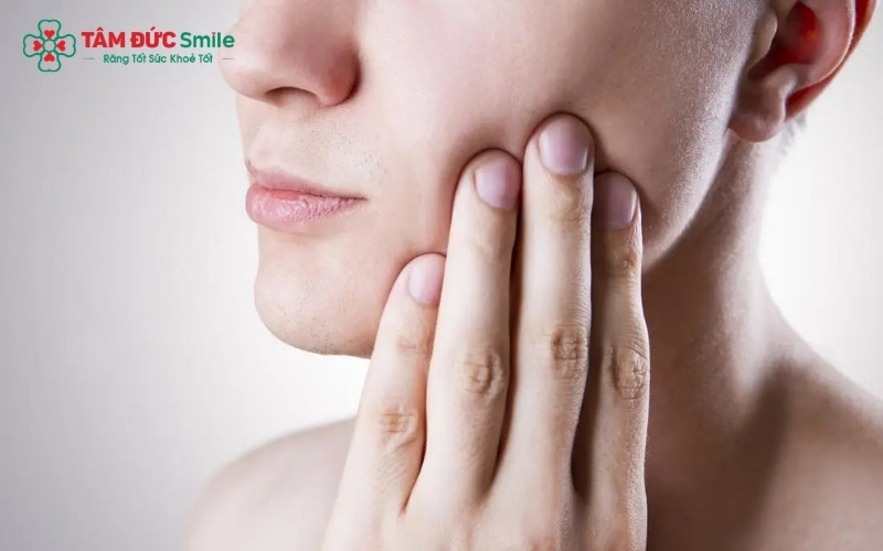 Nổi hạch kèm sưng đau vùng hàm có thể là dấu hiệu cảnh báo tình trạng nhiễm trùng đang lan rộng, không nên chủ quan