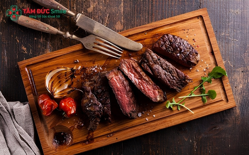 Thịt bò là nguồn cung cấp protein và sắt dồi dào giúp vết thương mau lành, nhưng kết cấu dai của nó yêu cầu cách chế biến đặc biệt sau khi nhổ răng
