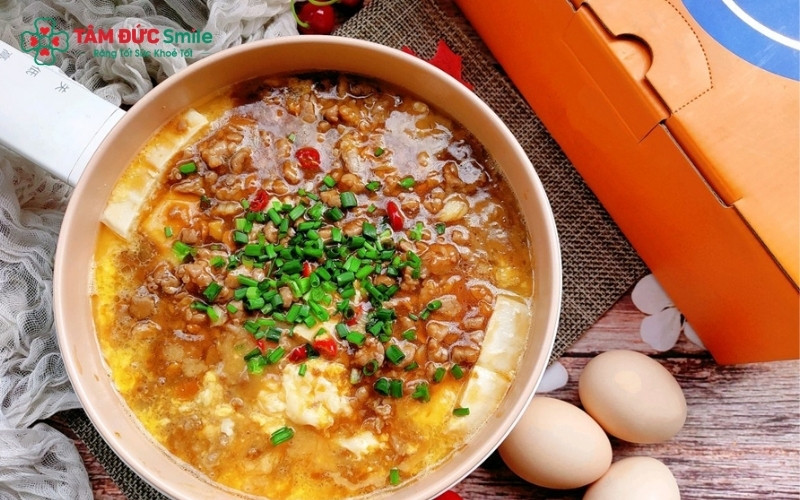 Trong những ngày đầu, thay vì ăn thịt miếng, bạn nên chế biến thịt bò dưới dạng băm nhỏ hoặc hầm nhừ để tránh tạo áp lực lên vùng răng vừa nhổ.