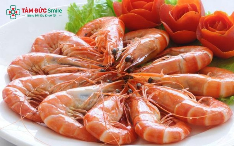 Chế biến tôm dưới dạng cháo hoặc súp băm nhuyễn giúp đảm bảo không có mảnh vụn vỏ tôm rơi vào ổ răng vừa nhổ