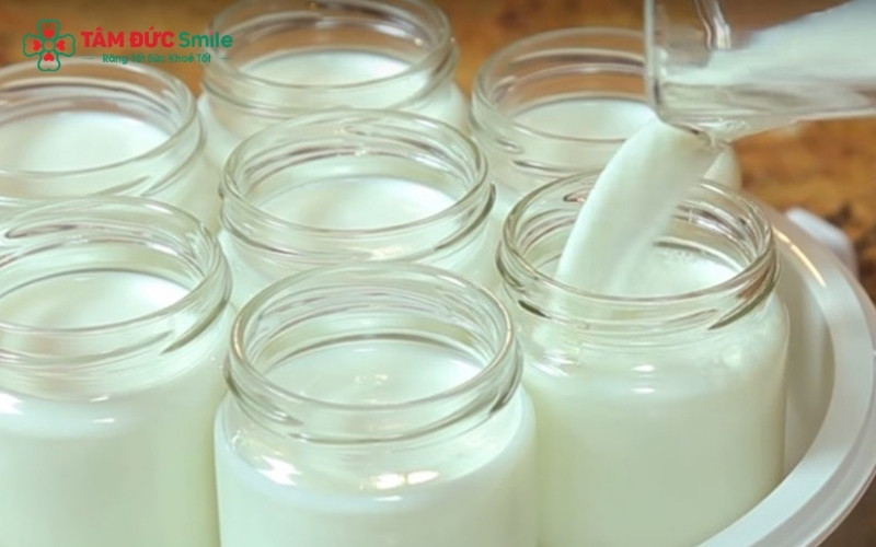 Thực phẩm mềm và sản phẩm từ sữa giúp tăng cường hệ miễn dịch, giúp vết thương nhổ răng nhanh khép miệng.