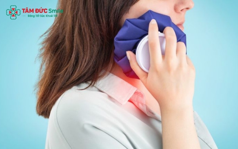 Chườm lạnh đúng cách trong 24 giờ đầu là "chìa khóa" giúp giảm sưng hiệu quả nhất sau nhổ răng khôn