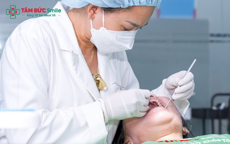 Nếu vết sưng đi kèm sốt cao hoặc đau nhức kéo dài, bạn cần đến nha khoa để bác sĩ kiểm tra và xử lý kịp thời.