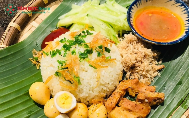 Đặc tính dẻo dính của đồ nếp khiến chúng dễ mắc kẹt vào ổ răng, gây khó khăn cho việc vệ sinh và dễ dẫn đến nhiễm trùng