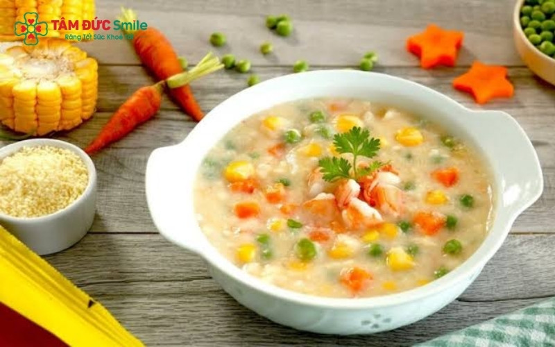 Cháo, súp và các thực phẩm nghiền mềm là lựa chọn lý tưởng giúp cung cấp đủ dinh dưỡng mà không gây hại cho vết thương.
