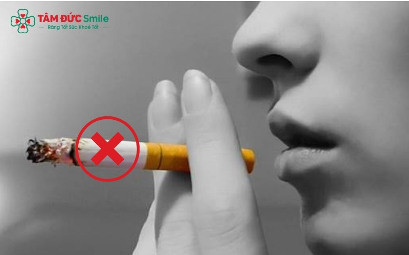 Ngoài đồ nếp, bạn cần tránh đồ cay nóng, chất kích thích và tuyệt đối không dùng ống hút để bảo vệ cục máu đông tại vị trí nhổ.