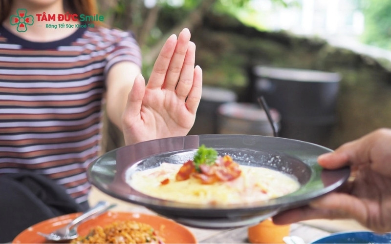 Đa số các trường hợp nhổ răng khôn bằng gây tê tại chỗ, bác sĩ thường khuyên bệnh nhân nên ăn sáng đầy đủ để tránh bị hạ đường huyết trong khi làm thủ thuật.