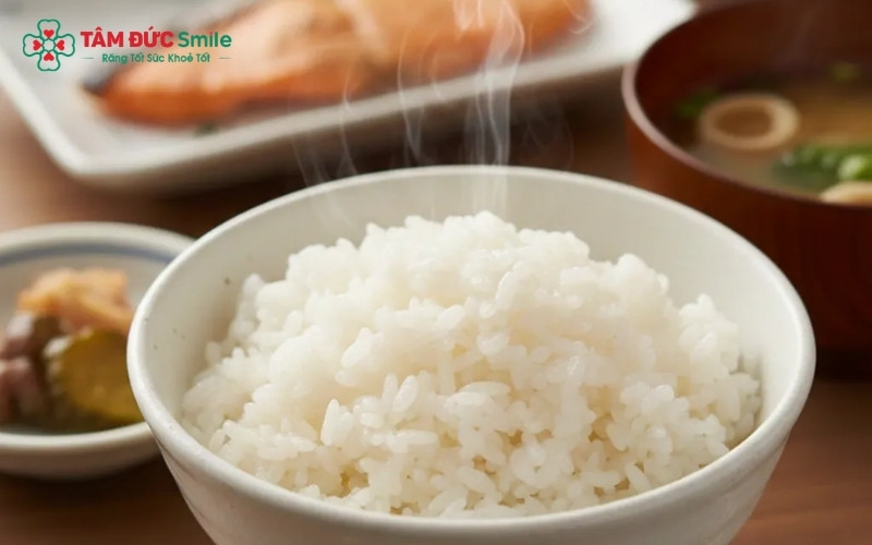 Các hạt cơm có kích thước nhỏ, dễ rơi vào ổ răng mới nhổ gây đau nhức, hôi miệng và làm tăng nguy cơ nhiễm trùng nếu không được lấy ra đúng cách