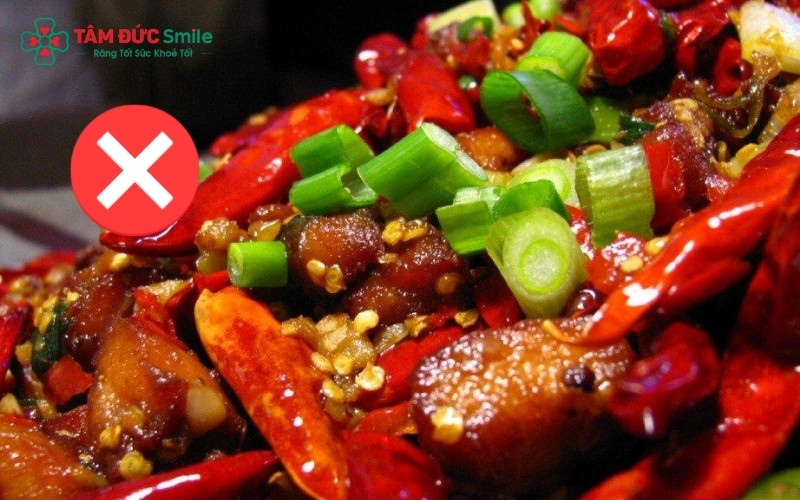 Để vết thương nhanh khép miệng và sớm ăn cơm được bình thường, bạn cần tránh xa thực phẩm cứng, dai, cay nóng và các mảnh vụn nhỏ dễ gây kích ứng.