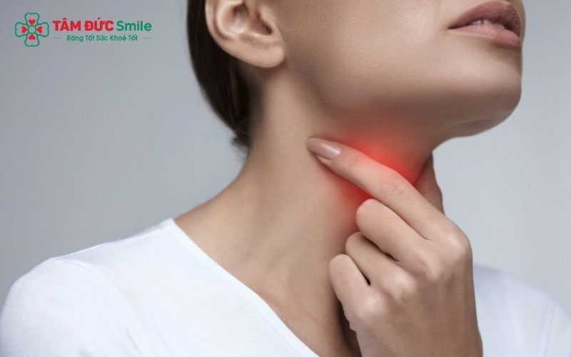 Nếu tình trạng tiết nước bọt kèm theo sưng mặt kéo dài, có mùi hôi hoặc sốt cao, đó có thể là dấu hiệu cảnh báo nhiễm trùng cần can thiệp y tế ngay