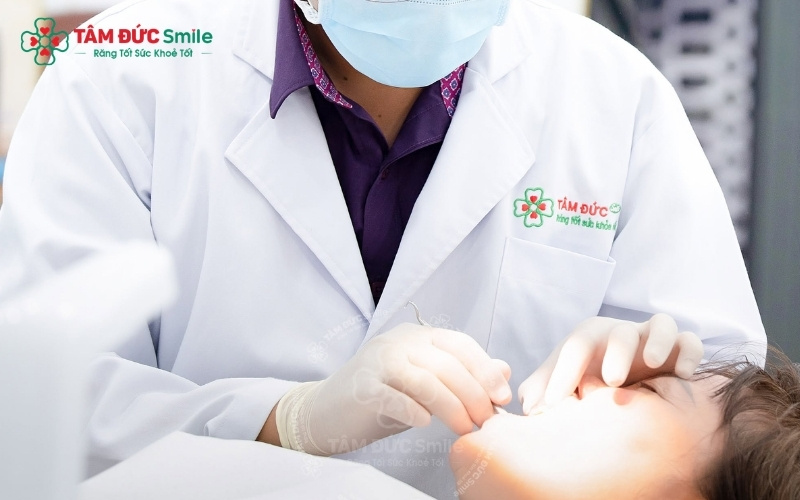 Nếu không trồng lại răng hàm dưới sớm (trừ răng khôn), các răng lân cận sẽ bị xô lệch, gây hỏng khớp cắn và làm tiêu xương hàm nghiêm trọng.