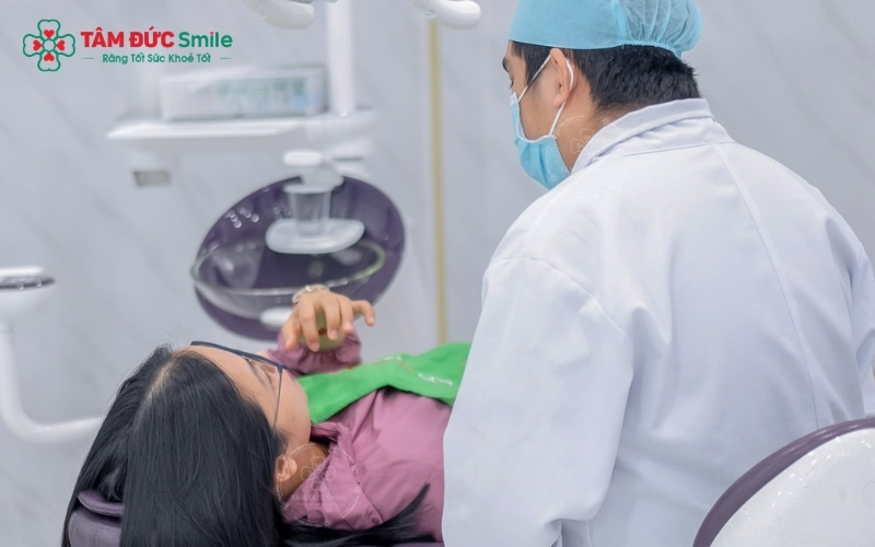 Quy trình nhổ răng số 6 tại nha khoa uy tín luôn tuân thủ nghiêm ngặt các bước thăm khám, gây tê và vô trùng để đảm bảo an toàn tuyệt đối cho khách hàng.