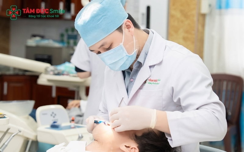 Quy trình nhổ răng số 8 tại nha khoa luôn tuân thủ nghiêm ngặt các bước vô trùng và kỹ thuật chuyên môn để bảo vệ sức khỏe tối đa cho khách hàng