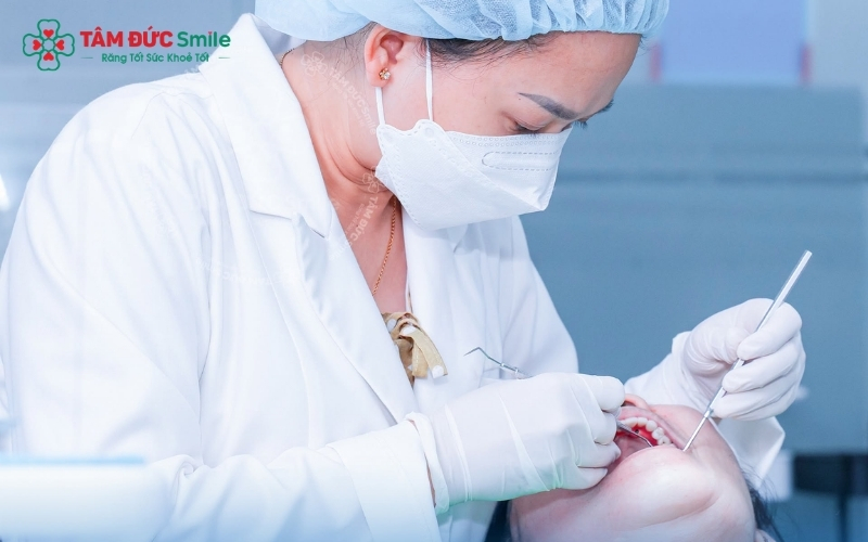Nếu tình trạng đau nhức kéo dài trên 1 tuần hoặc có dấu hiệu sưng nướu, hôi miệng, bạn cần đến nha khoa để kiểm tra lại độ sát khít của cầu răng.