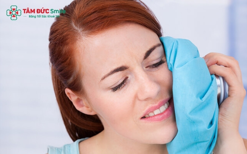 Chườm lạnh và súc miệng nước muối là những cách hiệu quả để làm dịu cơn đau và giảm sưng viêm tạm thời trước khi đến gặp bác sĩ.