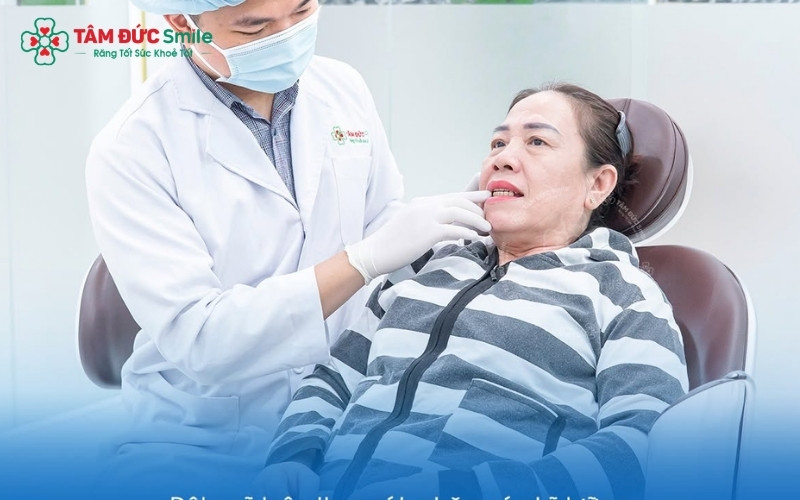 Trong trường hợp răng mới nhú gây viêm nhiễm cấp tính, sưng đau nặng, bác sĩ thường sẽ điều trị hết viêm trước khi tiến hành nhổ để đảm bảo an toàn