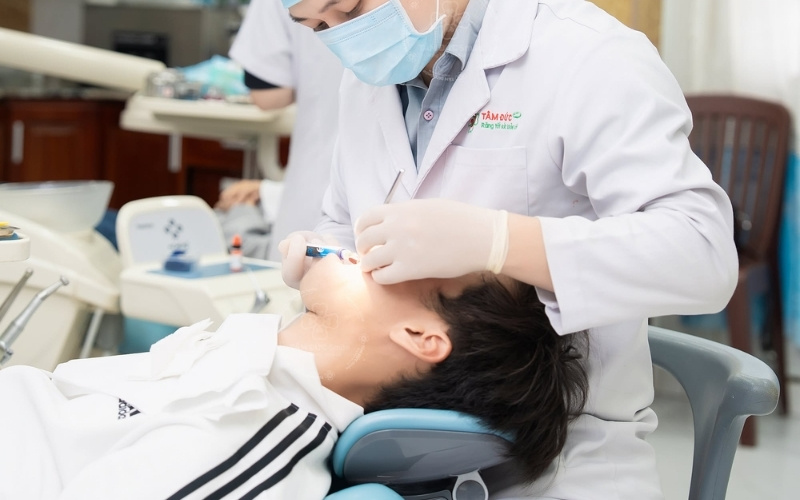 Kỹ thuật mài cùi răng và lấy dấu đòi hỏi độ chính xác cao để mão sứ sau khi gắn lên đạt độ khít sát tuyệt đối, không gây ê buốt.
