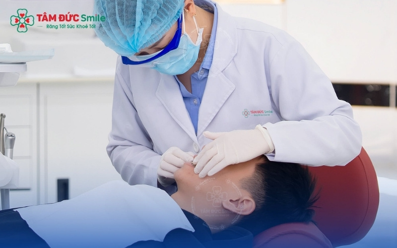 Thao tác trám răng đòi hỏi sự tỉ mỉ để khôi phục lại hình dáng ban đầu và đảm bảo chức năng ăn nhai của răng