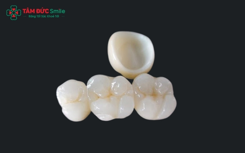 Răng sứ Bio là dòng răng toàn sứ cao cấp (thường có xuất xứ từ Đức), nổi tiếng với cấu tạo phôi Zirconia nguyên chất đảm bảo độ bền và tính thẩm mỹ cao.