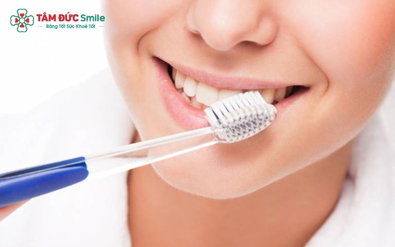 Duy trì thói quen vệ sinh răng miệng đúng cách và tái khám định kỳ giúp răng sứ Roland bền đẹp và sáng bóng lên đến hơn 15 năm.