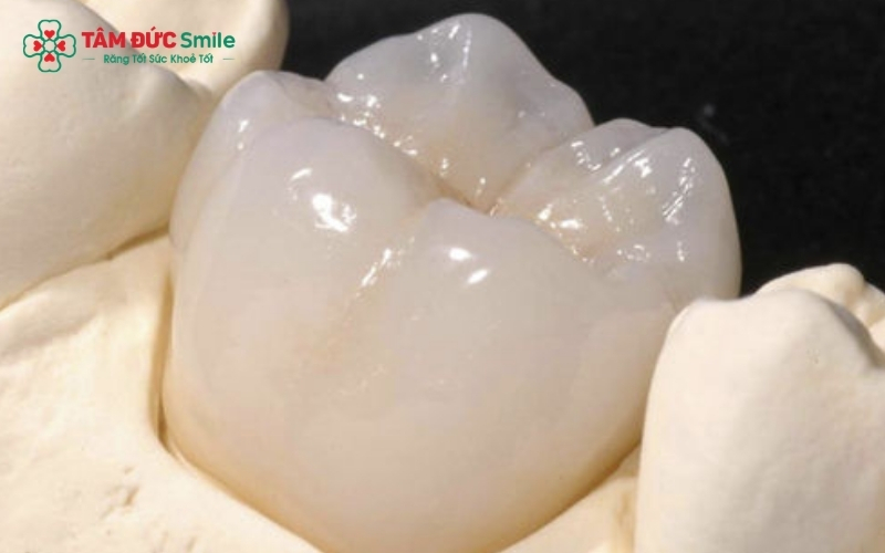 Răng sứ Zirconia Crystal là dòng răng toàn sứ cao cấp với cấu trúc đa tầng, tạo nên hiệu ứng trong mờ và sáng bóng như pha lê tự nhiên.